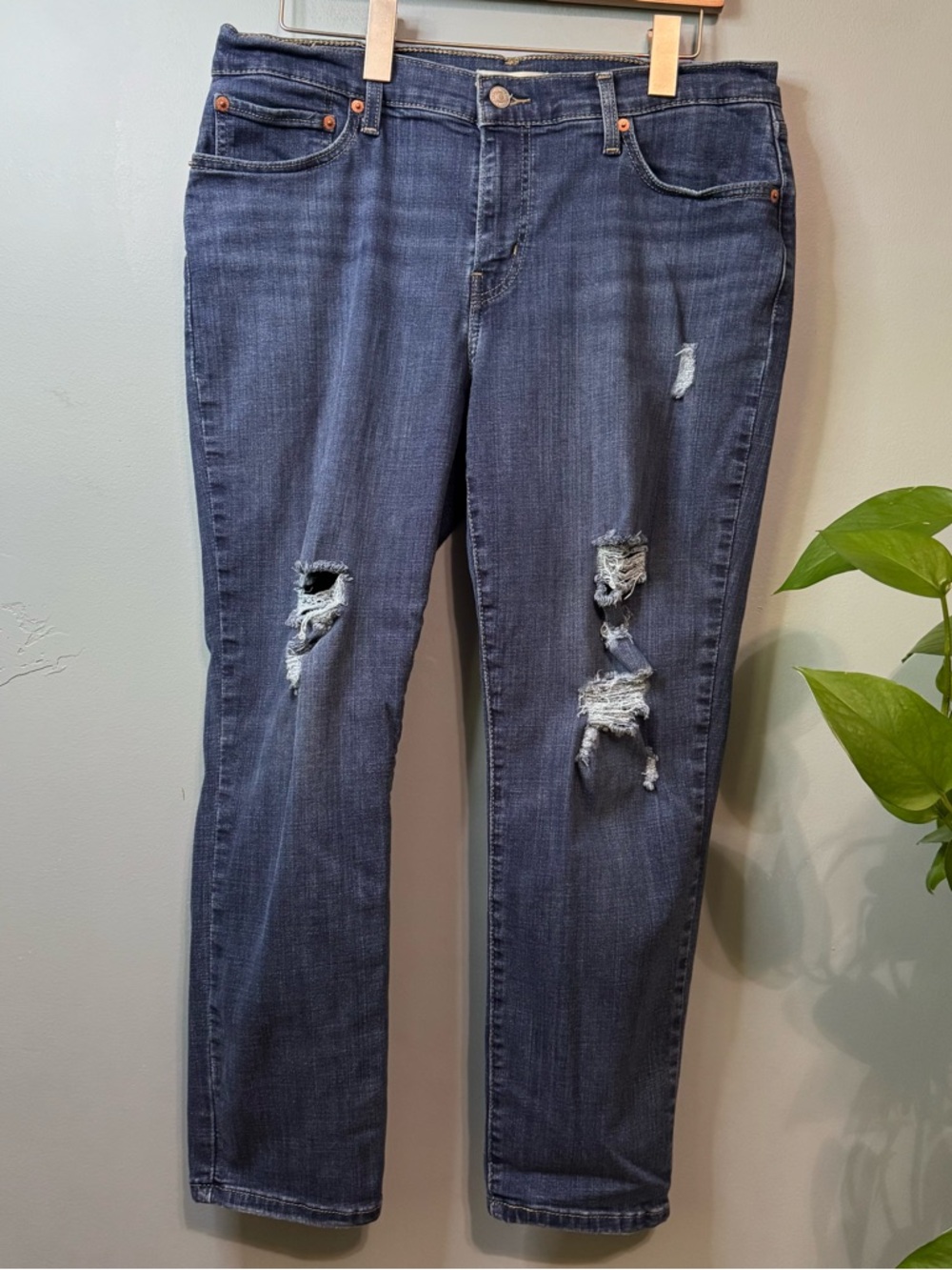 Levi's Mid Rise Boyfriend Jeans Distressed Women’s Size 31 (actual 34X26)
